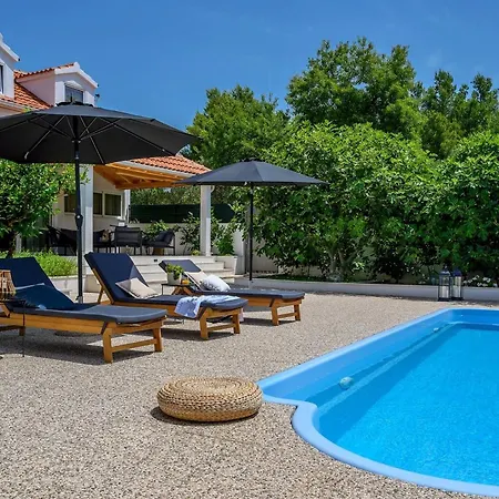 Luxury Essencia Brac With Heated Pool Вілла