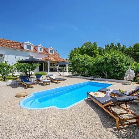 Вілла Luxury Essencia Brac With Heated Pool Милна